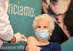 Un'immagine da internet:  Liliana Segre, la senatrice che ha vissuto il dramma dell'olocausto,  fotografata mentre si sottopone alla prima dose. Ha detto: 